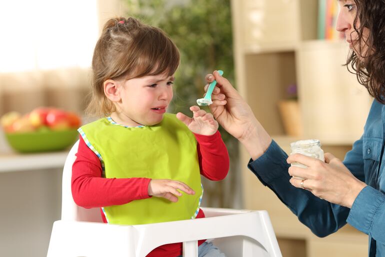 Niña rechaza comida.