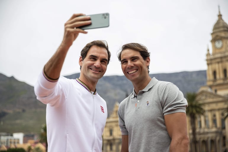 A Roger Federer y Rafael Nadal, además del tenis, los une una linda amistad. (EFE/EPA/NIC BOTHMA)
