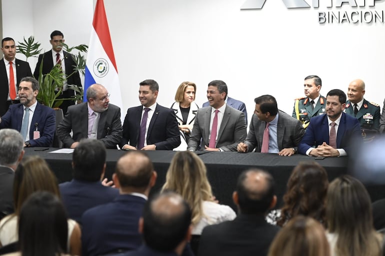 Presidente de la República, Santiago Peña al lado de Justo Zacarias, (en el centro de la foto).