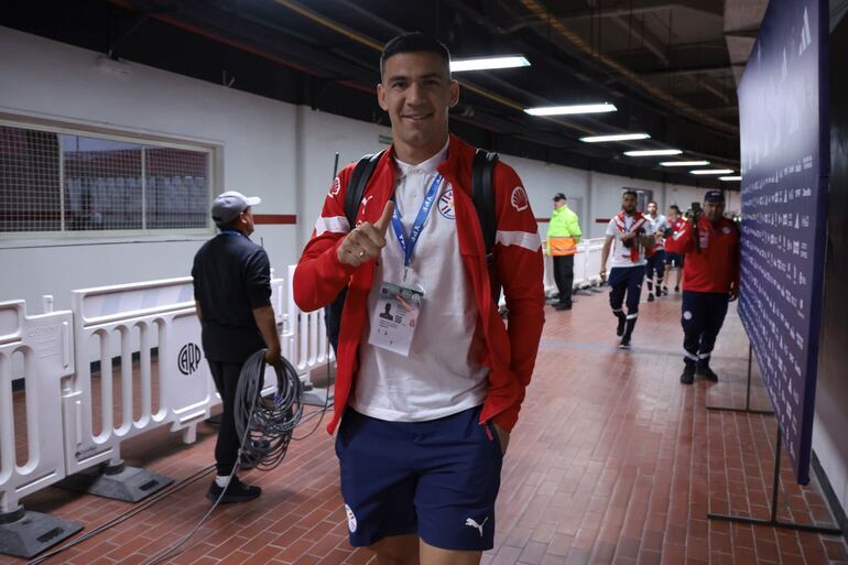 Fabián Balbuena, jugador de la selección paraguaya, llegando al estadio Monumental.