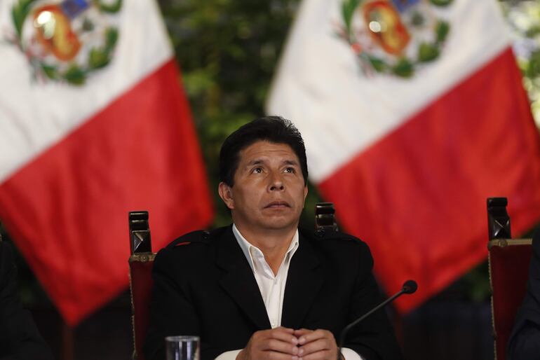 AME8499. LIMA (PERÚ), 14/12/2022.- Fotografía de archivo fechada el 11 de octubre de 2022 que muestra al entonces presidente de Perú, Pedro Castillo, durante una rueda de prensa con corresponsales internacionales en Lima (Perú). EFE/ Paolo Aguilar /ARCHIVO