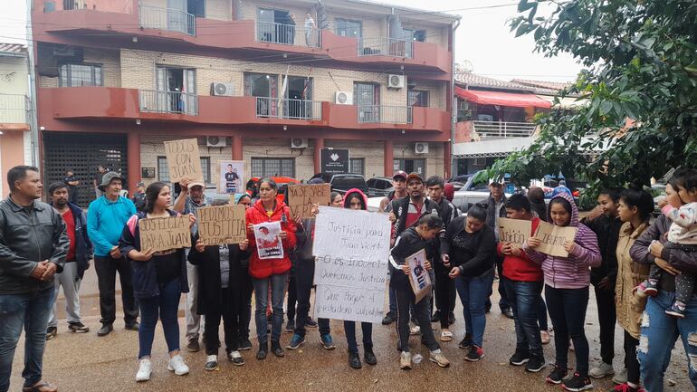 Vecinos exigen liberación de joven acusados de abusar de una niña.