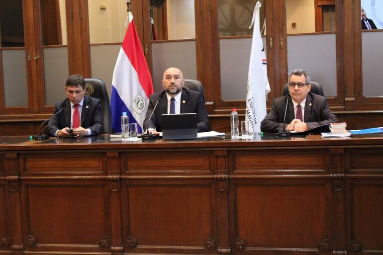 Oscar Paciello, Orlando Arévalo y Alfredo Enrique Kronawetter, miembros del JEM que participaron de forma presencial en la sesión extraordinaria.  