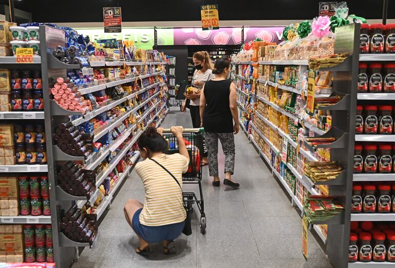 Personas comprando productos en un centro comercial. (imagen referencial).