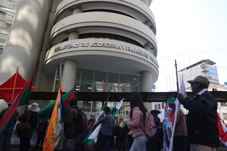 Integrantes de organizaciones gremiales y transportistas participan en una marcha exigiendo dólares y combustibles, en La Paz (Bolivia).  