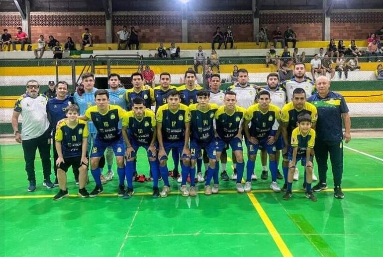 Plantel de Ayolas que consiguió su pasaporte a la etapa final del campeonato   Nacional de fútbol de salón, que se disputará en cuatro ciudades del departamento de  Caaguazú.