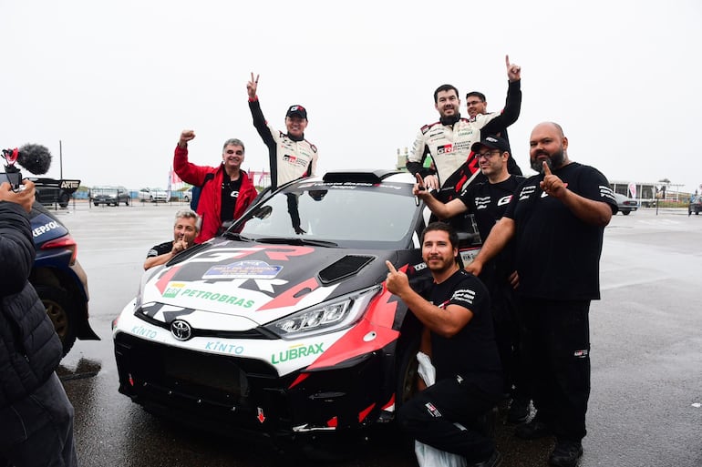 Alejandro Galanti y Marcelo Toyotoshi se adjudicaron merecidamente la victoria en el rally uruguayo. Aquí el festejo con el equipo.