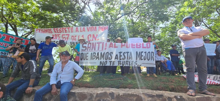 Adultos mayores de Curuguaty escrachan a Santi Peña.