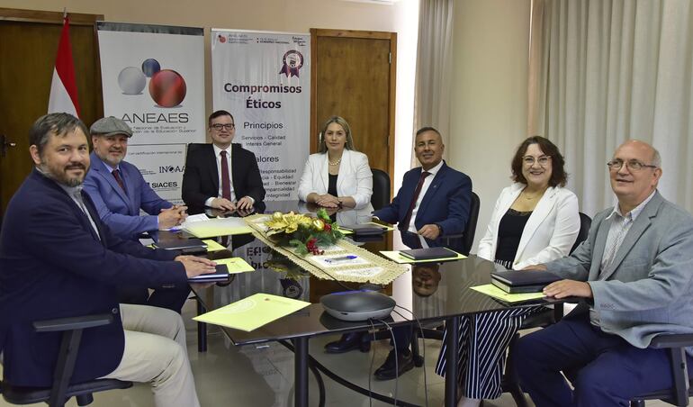 El nuevo presidente de la Aneaes, José Duarte Penayo (centro) en la primera sesión del año. Le acompañan miembros titulares y suplentes del consejo directivo de la Agencia.