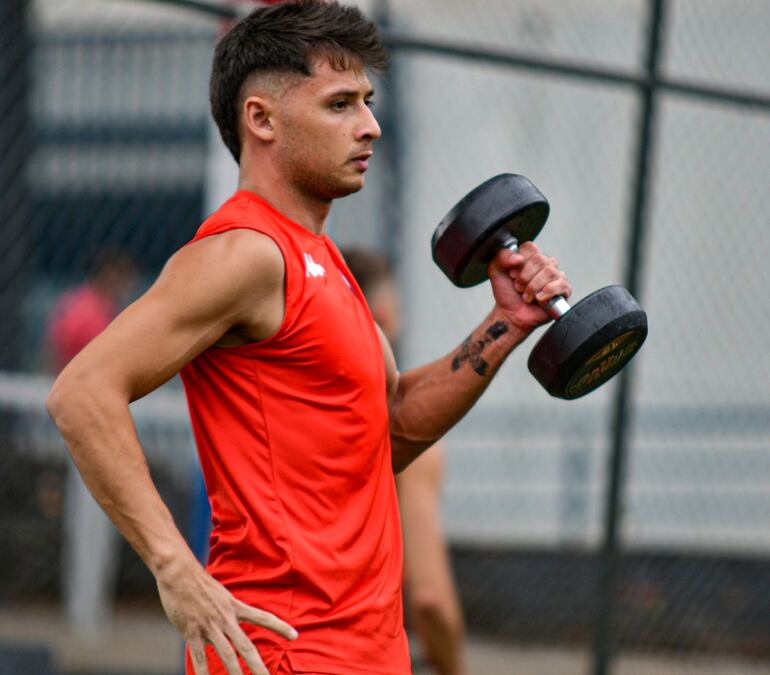 Sebastián Vargas, lateral izquierdo de la Academia.