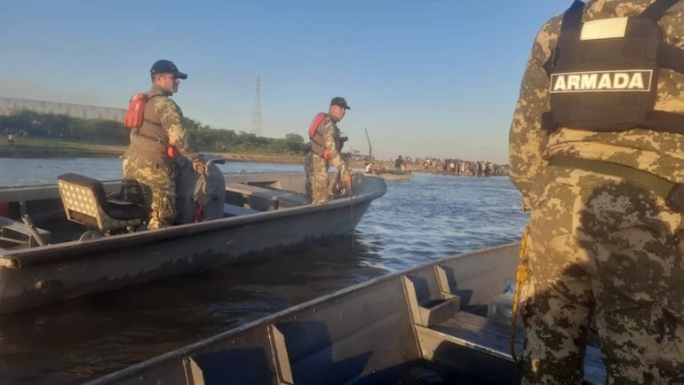 Personal de la Armada Paraguaya desplegó un operativo de búsqueda para localizar a jóvenes desaparecidos en el río Paraguay.