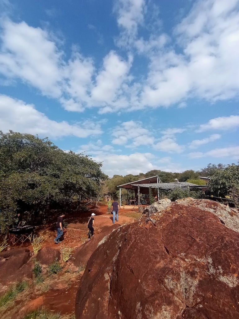 Los turistas llegan a toda hora hasta la cima del Cerro Yaguarón.