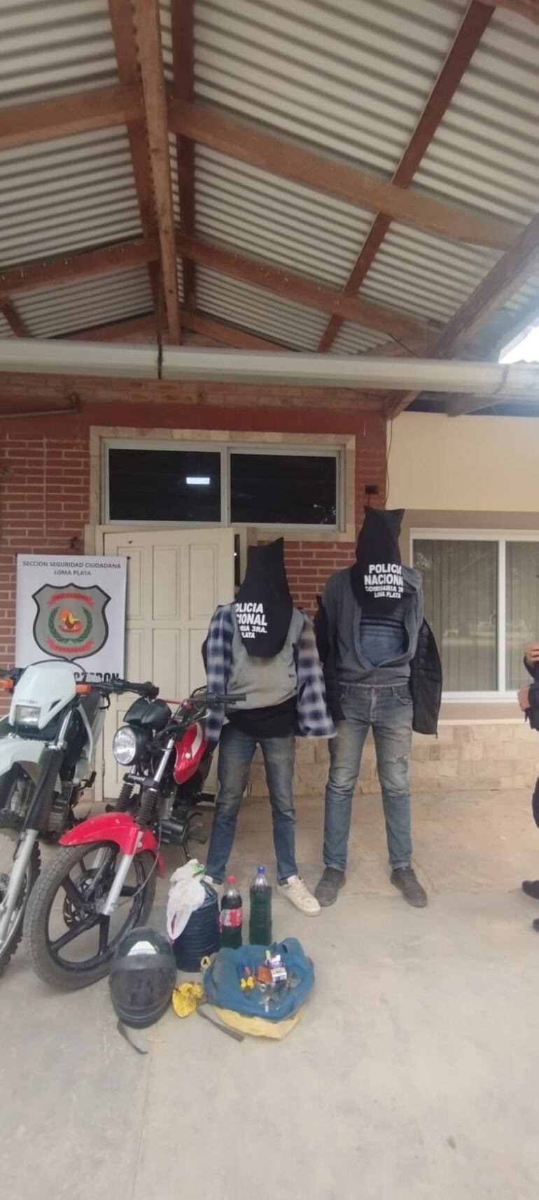 Los detenidos junto con las motos y las evidencias.