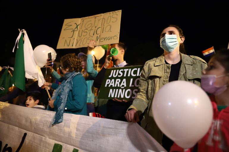 Una manifestación contra del abuso infantil, tras el caso del niño abusado en un colegio de la ciudad de Lambaré por estudiantes mayores.