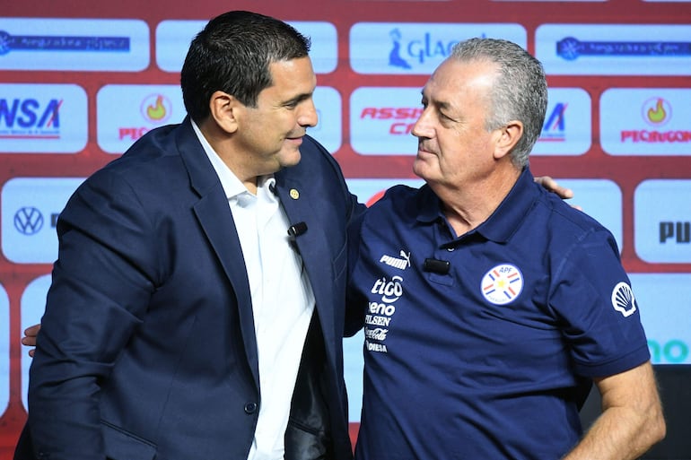 El argentino Gustavo Alfaro en la conferencia de presentación como entrenador de la selección de Paraguay.