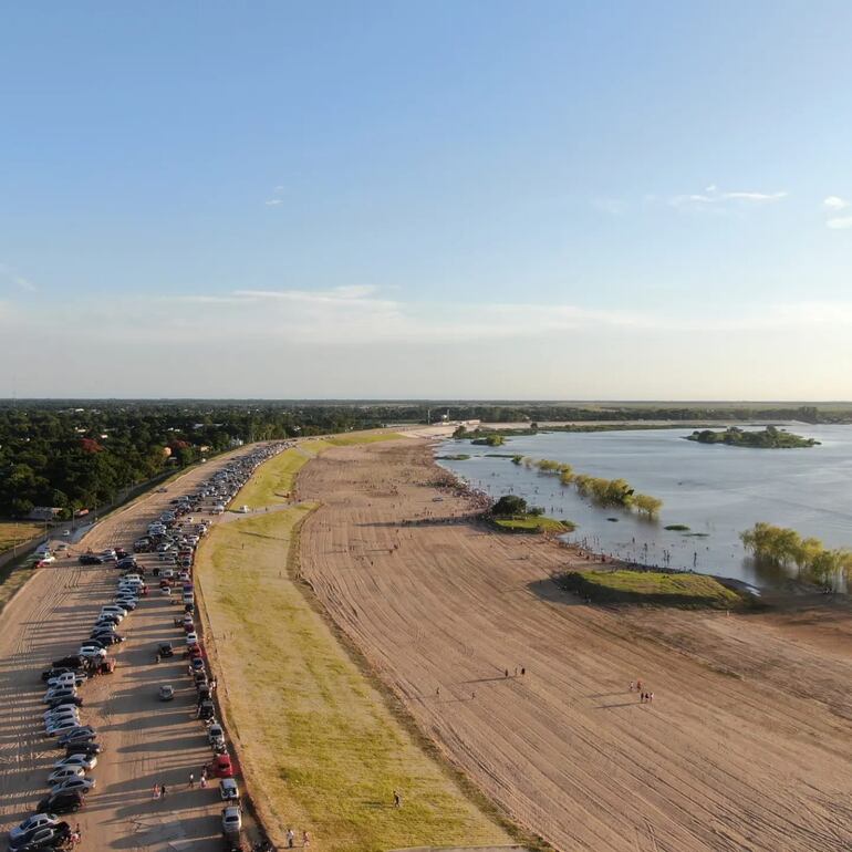 La defensa costera de Pilar cuenta con amplia playa para albergar a jóvenes, adultos y niños.