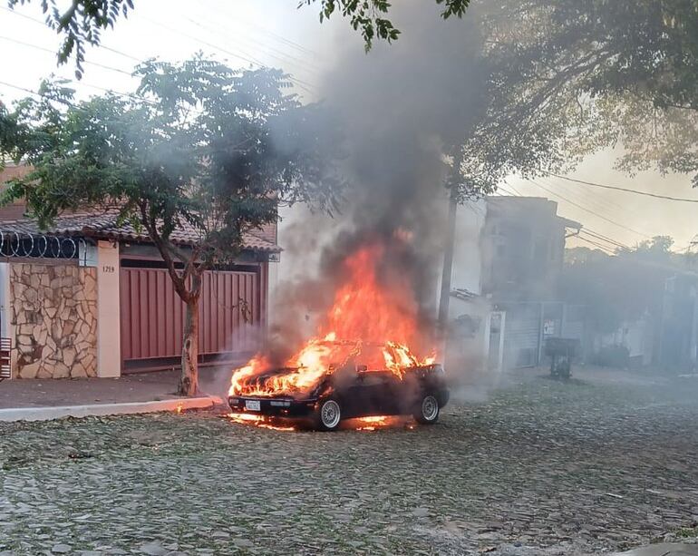 Un vehículo se incendió en inmediaciones del Colegio Sor Eusebia Palomino en San Vicente, Asunción.