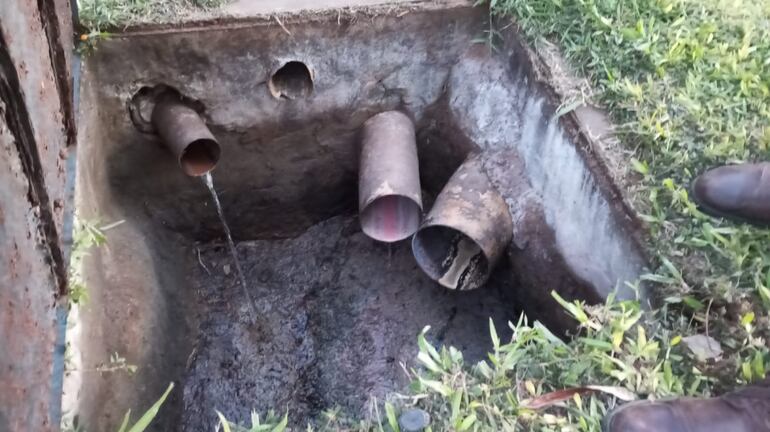 Aparentemente la cañería que sale de la planta de Pharmanest S.A. sería el conducto por donde salía el líquido rojo.