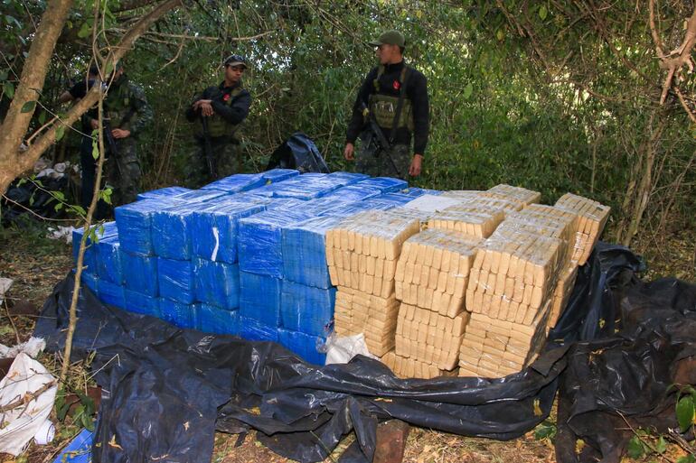 Fotografías de Operación Basalto 1, cuando se destruyeron varias toneladas de marihuana.