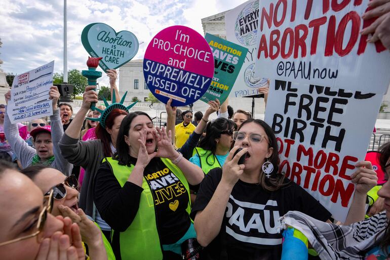 Manifestantes a favor y en contra del aborto se enfrentan frente a la sede del Tribunal Supremo de EE.UU., en Washington, el pasado 24 de abril.
