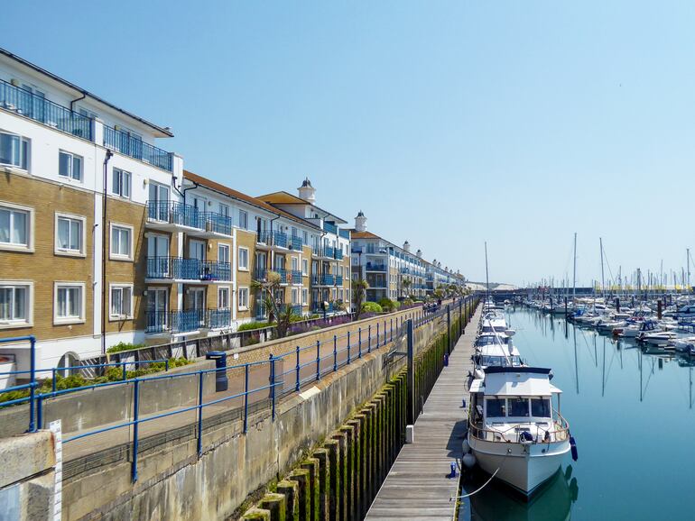 Lo mejor de los británicos es su humor. En Brighton esto ya queda claro en el paseo marítimo. ¿No debería haber allí una estatua de Richard Russell para honrar al hombre que declaró a Brighton el primer balneario de Europa en el siglo XVIII?