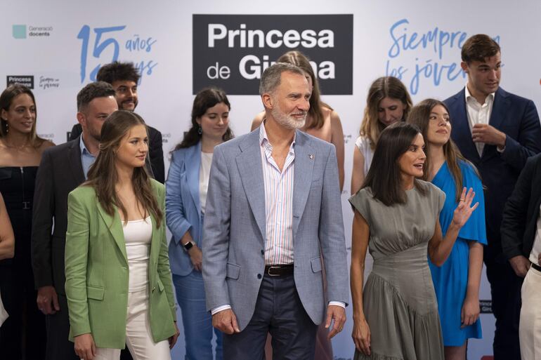 La Reina Letizia optó por la moda circular en el encuentro con los miembros del Consejo Asesor Joven en Lloret (Girona). (EFE/ David Borrat)
