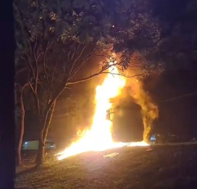 Un camión de encomiendas ardió en llamas luego de que un vehículo haya embestido por su tanque de combustible.