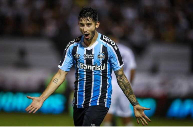 Mathías Villasanti, futbolista de Gremio de Porto Alegre, festeja el gol contra ABC en la ciudad de Natal por la Copa de Brasil.