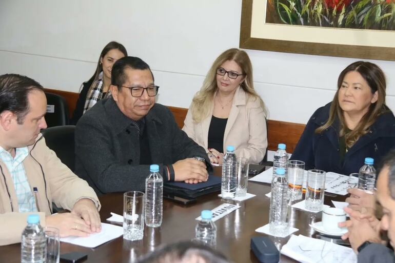 El ministro de Desarollo Social, Miguel Tadeo Rojas y junto a la presidenta de la Comisión de Presupuesto, Cristina Villalba.  ambos cartistas.