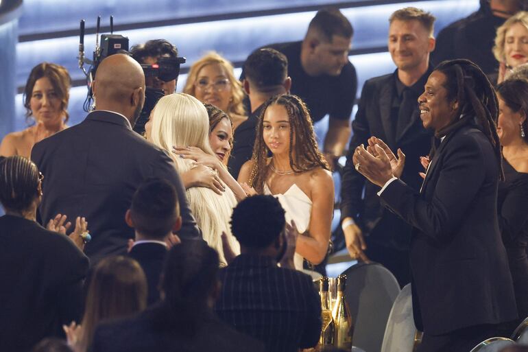 ¡Felicidad familiar! Blue Ivy y Jay-Z reaccionan cuando la cantante estadounidense Beyonce ganó el Grammy al Álbum del Año durante la 67ª ceremonia anual de los Premios Grammy en Crypto.com Arena en Los Ángeles. (EFE/EPA/CAROLINE BREHMAN)
