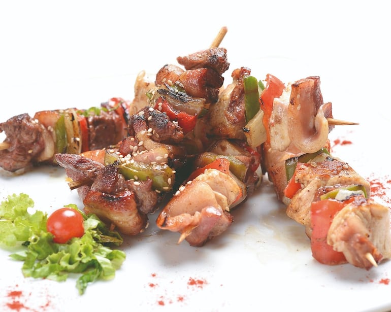 Brochetas de carne, pollo, panceta y vegetales.