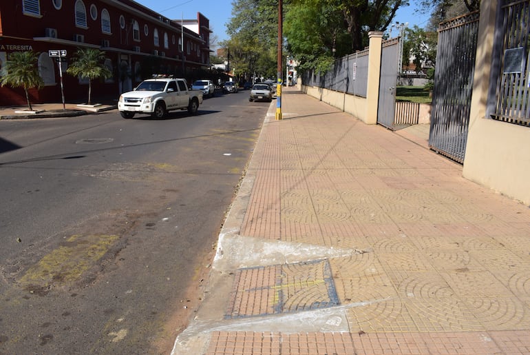 Vista de la vereda de uno de los costados que aún no fue destruida. Incluso tenía rampas para el acceso de personas discapacitadas.