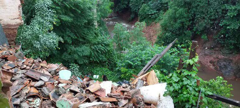 Casas derrumbadas durante el temporal en orillas del arroyo Ferreira.