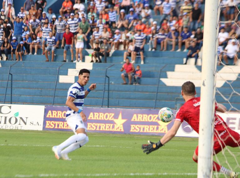 Julio Vargas (i), jugador de 2 de Mayo, remata el balón en la jugada del primer gol ante la salida de Vagner Brandalise, de Tacuary.