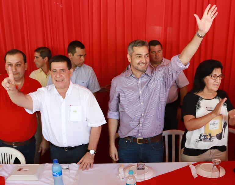 Expresidente Horacio Cartes y el actual mandatario nacional Mario Abdo.