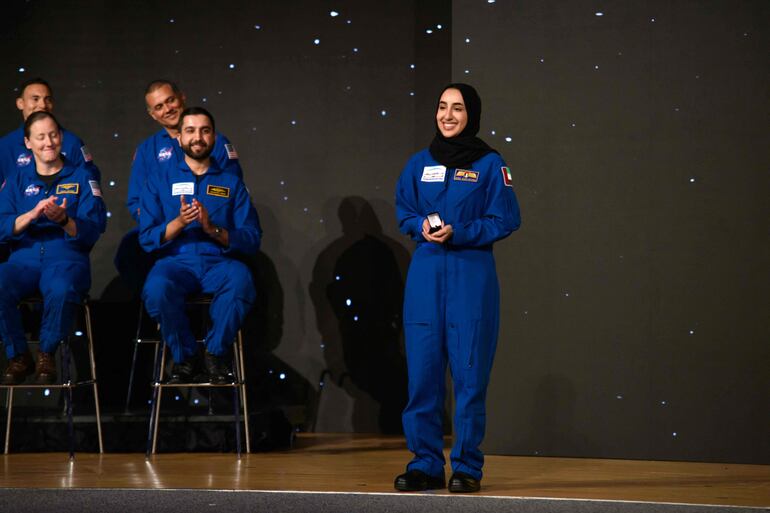 Nora AlMatrooshi durante su graduación en la NASA  como astronauta.