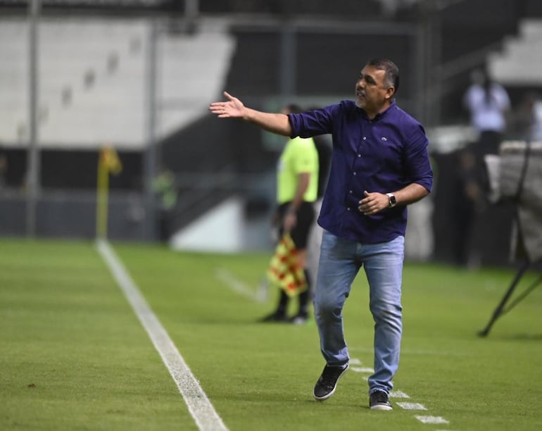 Pedro Sarabia, entrenador de Nacional, durante el partido contra Libertad por la primera fecha del torneo Clausura 2023 del fútbol paraguayo en el estadio La Huerta, en Asunción.