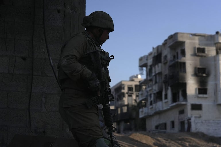 Un soldado israelí en el norte de Gaza, el miércoles.