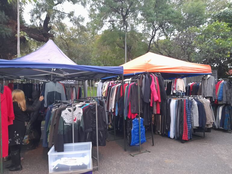 Emprendedoras ofertan abrigos de todos los colres y tamaños en la feria de invierno, ubicada frente a la plaza de la Justicia