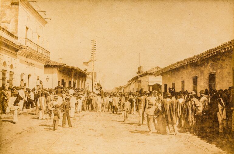 Intenso ajetreo en las calles de Asunción a fines del siglo XIX. Probablemente durante la asunción del gobierno del presidente Juan B. Egusquiza. Colección de Juan Alberto Migliore.