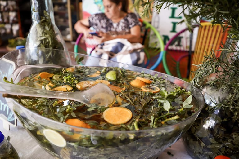 Bebida tradicional del carrulim en el Paseo de los Yuyos del Mercado 4 en Asunción.