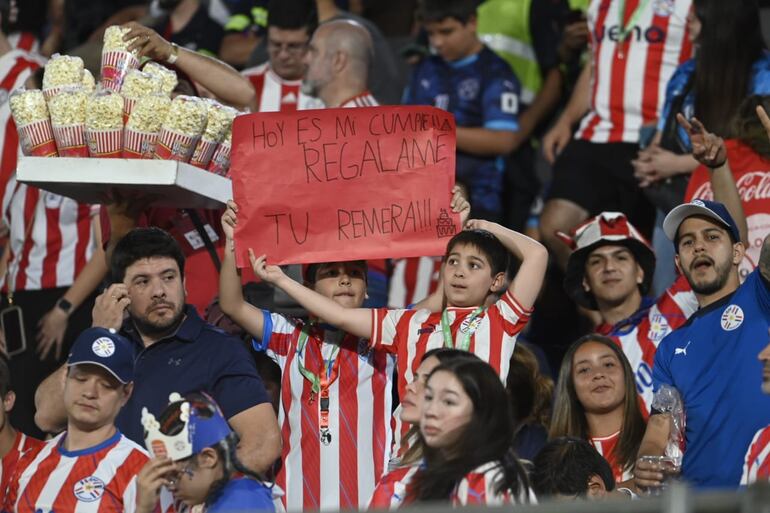 Los hinchas de Paraguay en la previa del partido frente a Argentina por las Eliminatorias Sudamericanas 2026 en el estadio Defensores del Chaco, en Asunción.