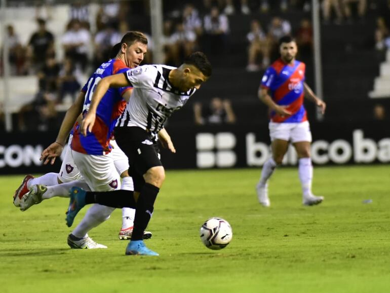 Diego Churín (i), jugador de Cerro Porteño, pelea por el balón con Álvaro Campuzano, futbolista de Libertad, en el partido por la décima fecha del torneo Apertura 2023 del fútbol paraguayo en el estadio La Huerta de Asunción.