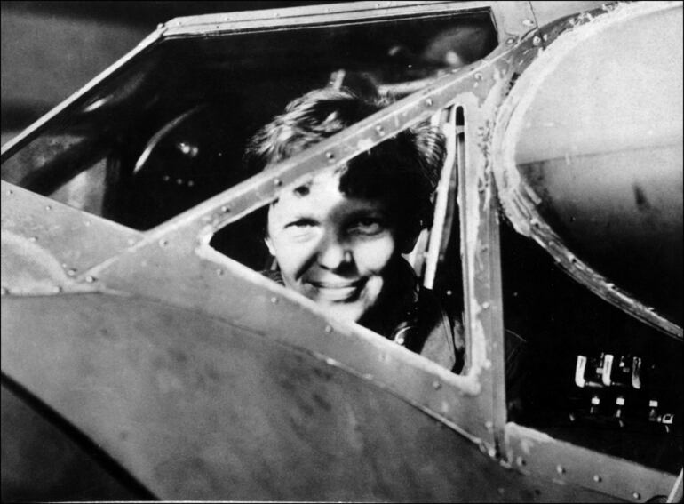 Una fotografía de archivo sin fecha de 1930 muestra a la aviadora estadounidense Amelia Earhart mirando a través de la ventana de la cabina de un avión en Essonne, Francia. Una empresa de exploración de aguas profundas publicó una imagen de sonar el 29 de enero de 2024 que, según dicen, pueden ser los restos del avión de Amelia Earhart, la famosa aviadora estadounidense que desapareció sobre el Pacífico en 1937.