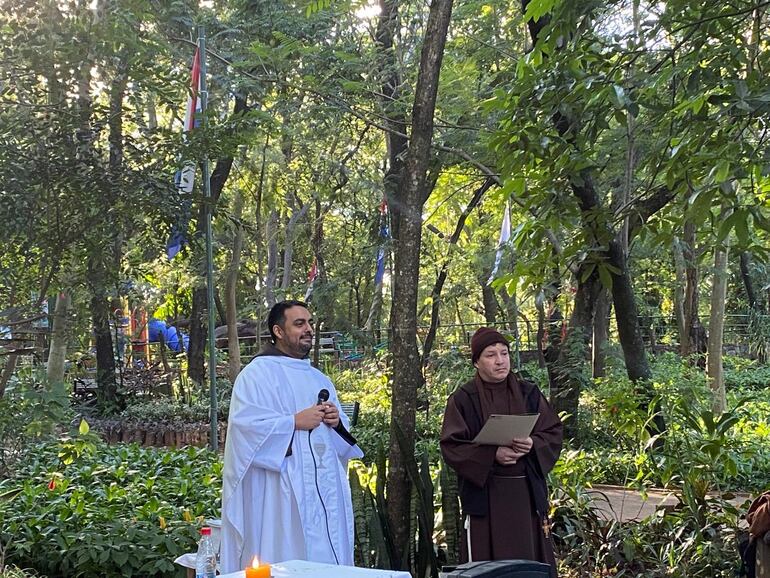 Misa al aire libre con el padre Aldo Rafael en el Parque de la Salud.