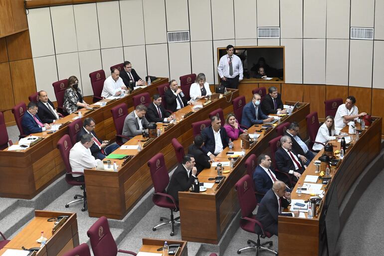 Senadores cartistas y satélites votarán a favor del pedido de desafuero del expresidente Mario Abdo Benítez.    

 CAMARA DE SENADORES PERDIDA DE INVESTIDUARA A KATIA GONZALEZ