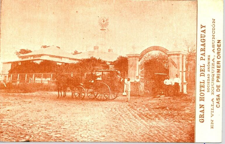 El Gran Hotel del Paraguay en la entonces bautizada como Villa Egusquiza. Tenía un molino de viento y una carruaje tirado por caballos enfrente.