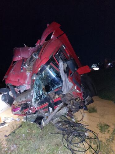 Así quedó uno de los camiones implicados en el accidente en Arroyos y Esteros.