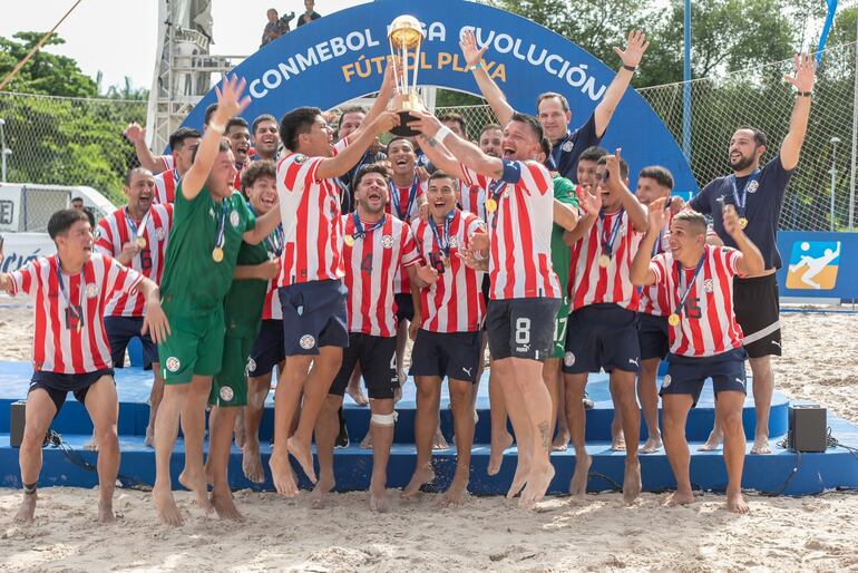 A puro festejo de los Pynandi sub 20 y mayor, con el trofeo de campeón, ayer  en el  estadio Arena Domingos Leal, de Maranahao, Brasil.