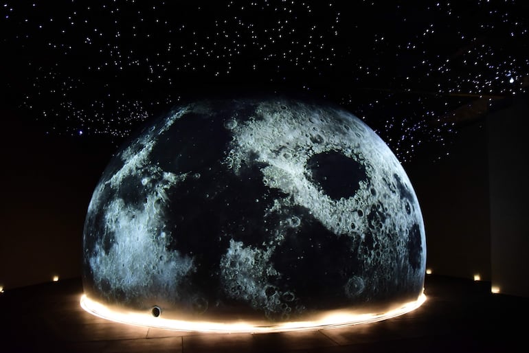 La superficie de la Luna proyectada sobre el domo del planetario "San Cosmos", un nuevo espacio de MuCi que abrirá sus puertas en Textilia.